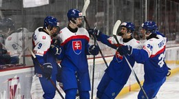 Na snímke hráči Slovenska sa tešia po prvom góle.