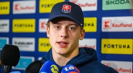 Na snímke hokejista Luka Radivojevič sa rozpráva s médiami počas zrazu slovenskej hokejovej reprezentácie v Bratislave.