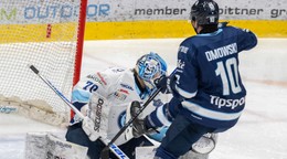 Na snímke sprava Ryan Dmowski (Slovan) a brankár Jasper Patrikainen (Nitra) v treťom zápase finále.