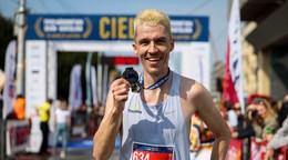 Prvý Slovák Martin Rusina 78. ročníka TIPOS Národného behu Devín - Bratislava pózuje s medailou.