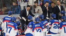 Na snímke vľavo tréner Slovenska Martin Dendis a tím Slovenska počas hokejového zápasu.