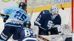 Brankár Jaroslav Janus, Tomáš Královič (obaja Slovan) a Samuel Buček (Nitra) v 6. zápase finále play off hokejovej Tipsport extraligy medzi HC Slovan Bratislava a HK Nitra.