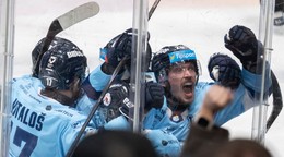 Vpravo sa raduje z gólu strelec Samuel Buček so spoluhráčmi (všetci Nitra) v 6. zápase finále play off hokejovej Tipsport extraligy medzi HC Slovan Bratislava - HK Nitra.