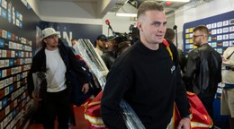 Slovenskí hokejoví reprezentanti sprava Martin Pospíšil a jeho brat Kristián Pospíšil prichádzajú na zraz reprezentácie.