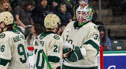 Samuel Hlavaj sa teší so spoluhráčmi po čistom konte a víťazstve.