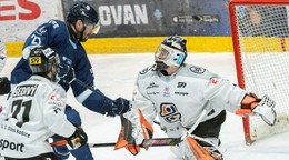 Na snímke hráč Slovana Radovan Bondra (uprostred), hráč Košíc Eduard Šedivý (vľavo) a brankár Košíc Dominik Riečický.