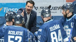 Hráči Slovana zľava Róbert Varga, Sena Acolatse, Vojtech Zeleňák a Tomáš Marcinko, ktorým dáva pokyny tréner Slovana Brad Tapper.