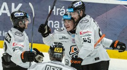 Hráč Košíc Michal Liščinský (druhý sprava) sa teší z gólu v prvom zápase semifinále hokejovej Tipsport ligy HC Slovan Bratislava - HC Košice.