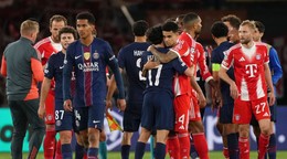 Futbalista PSG Vitinha a hráč Bayrnu Luis Diaz sa objímajú po prvom zápase semifinále Ligy majstrov Paríž St. Germain - Bayern Mníchov.