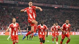 Futbalisti Bayernu Mníchov oslavujú gól proti Realu Madrid.