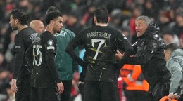 Luis Enrique komunikuje s hráčmi.