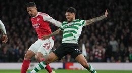 William Saliba a Luis Suarez počas zápasu odvety štvrťfinále Ligy majstrov Arsenal FC - Sporting Lisabon.
