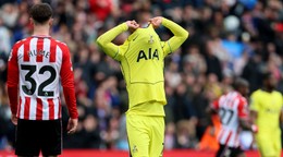 Na snímke hráč Tottenhamu Xavi Simons reaguje po zápase.