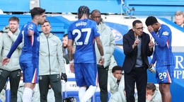 Tréner Liam Rosenior komunikuje s hráčmi.