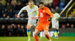 Martin Dúbravka odkopáva loptu pred napádajúcim Erlingom Haalandom. 