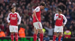 Declan Rice z Arsenalu stojí sklesnutý po inkasovaní gólu.