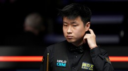 Obhajca titulu Čao Sin-tchung počas štvrťfinále MS v snookri 2026.