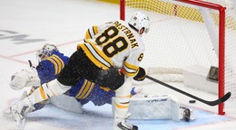 David Pastrňák strieľa víťazný gól.