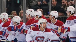 Hokejisti Montrealu Canadiens oslavujú gól.