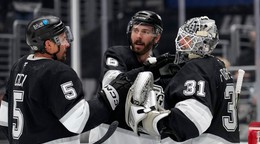 Brankár Anton Forsberg (vpravo) v drese Los Angeles Kings.