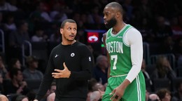 Hlavný tréner Boston Celtics Joe Mazzulla (vľavo) sa rozpráva s rozohrávačom Jaylenom Brownom (7).