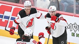 Timo Meier, Dougie Hamilton a Jack Hughes.