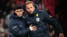 Na snímke anglickí futbalisti Phil Foden (vľavo) a Harry Kane reagujú po prehre v prípravnom zápase Anglicko - Japonsko.