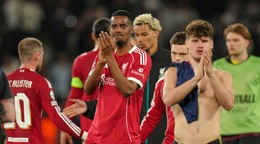 Sklamaní futbalisti Liverpoolu po prehre s PSG vo štvrťfinále Ligy majstrov.