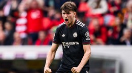 Tom Bischof oslavuje gól. 