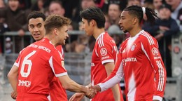 Hráči Bayernu oslavujú gól.