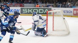 Na snímke gól v bránke Popradu, autor Artur Turanský z Nitry (vľavo) v piatom zápase.