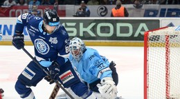 Tomáš Chrenko (Nitra) a brankár Jaroslav Janus (Slovan) v prvom zápase finále play off Tipsport extraligy medzi HK Nitra a HC Slovan Bratislava.