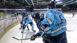 Na snímke zľava Sebastian Čederle (Nitra), Ryan Dmowski (Bratislava), Jakub Lacka (Nitra) a Ryan O´Connor (Bratislava).