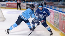 Na snímke zľava Ryan O´Connor (Bratislava) a Jakub Lacka (Nitra).