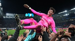 Brankár Lazia Edoardo Motta oslavuje so spoluhráčmi.