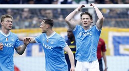 Na snímke hráč Neapolu Scott McTominay (vpravo) sa raduje po strelení gólu.