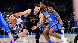 Luka Dončić (77) proti rozohrávačovi tímu Oklahoma City Thunder Cason Wallaceovi (22) počas prvého polčasu.