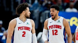 Hráči Tobias Harris (12) a Cade Cunningham (2) z Detroitu Pistons počas piateho zápasu.