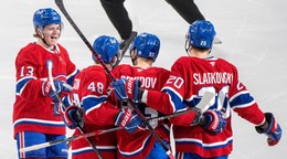 Ivan Demidov (93) oslavuje gól s Caufieldom (13), Hutsonom (48) a Jurajom Slafkovským (20).