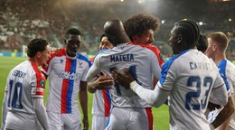 Hráči Crystal Palace oslavujú po úvodnom góle Ismaila Sarru v zápase semifinále Konferenčnej ligy Šachtar Doneck - Crystal Palace.