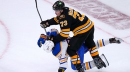 Obranca Charlie McAvoy (73) v drese Bostonu Bruins.