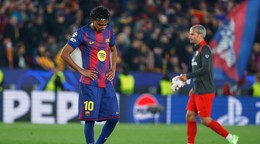 Hráč Barcelony Lamine Yamal  (vľavo) reaguje po prvom zápase štvrťfinále.