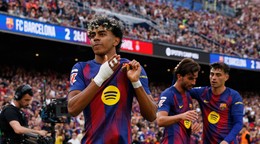 Hráči Barcelony oslavujú gól.