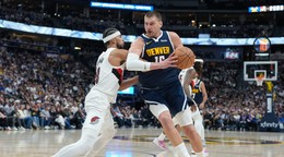 Nikola Jokič z Denver Nuggets (vpravo) preniká pod kôš.