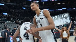 Victor Wembanyama sa teší s De'aaronom Foxom (4) z postupu.