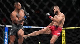 Carlos Ulberg (vľavo) v zápase s Procházkom na turnaji UFC 327.