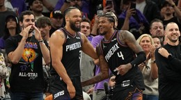 Jalen Green (4) oslavuje víťazstvo so spoluhráčom.