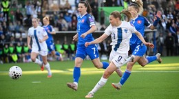 Katariina Kosolová strieľa gól.