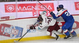 Na snímke vpravo kapitán Slovenska Adam Goljer a hráč Lotyšska Magnuss Avotins počas hokejového zápasu Slovensko – Lotyšsko v semifinále.