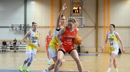 Na snímke vľavo hráčka Čajok Alica Moravčíková a hráčka Ružomberka Oľga Jackovecová počas 5. rozhodujúceho zápasu finále.